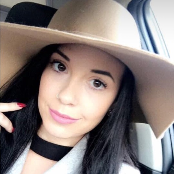 Meet your Posher, Jessica who is the owner of House 88 Boutique. - Picture 2 of 8